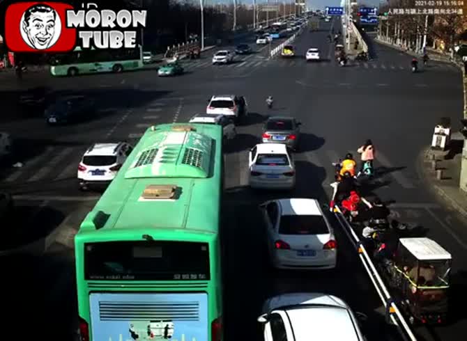 Video :A kid unintentionally tumbles out of an automobile